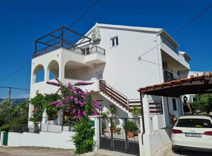 3 Bedrooms Apartment