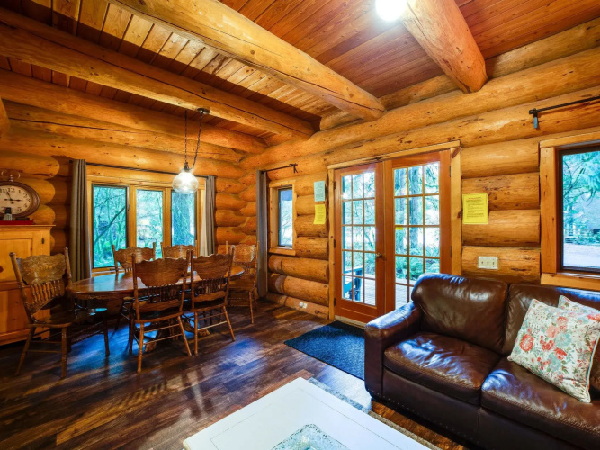 10SL Log Cabin at its Best!