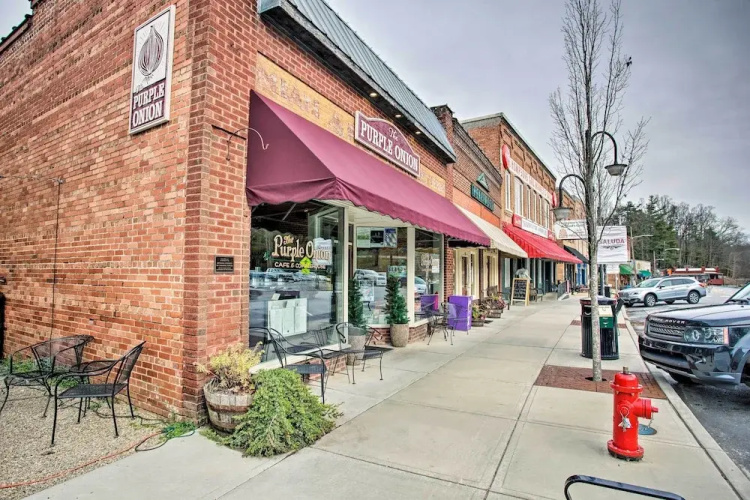 Walk to Main Street Eats: Remodeled Saluda Apt