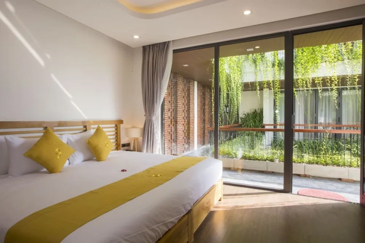 Standard Triple room with view