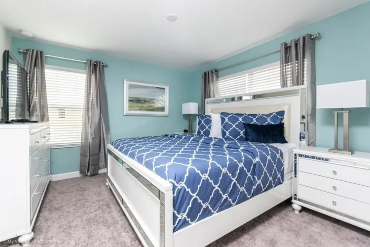 5 Bedroom Town Townhouse