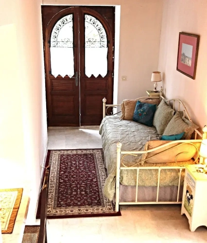 4 Bedrooms Family Basement Apartment with park view