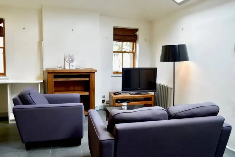 2 Bedroom Edinburgh Flat on Quiet Cobbled Street