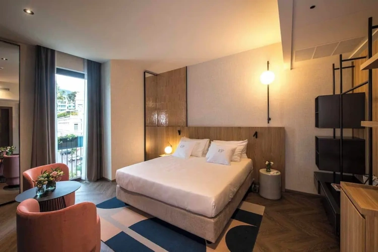 Deluxe Triple room with city view