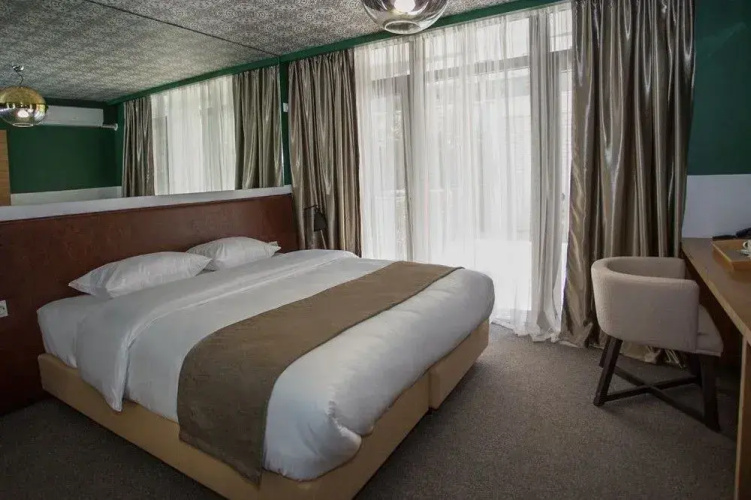 Crowns Hotel