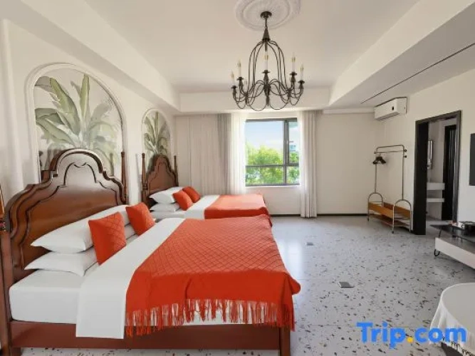 Standard Twin Family room with courtyard view