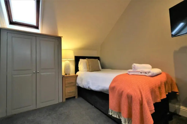 Signature - Lindin Cottage Room 4