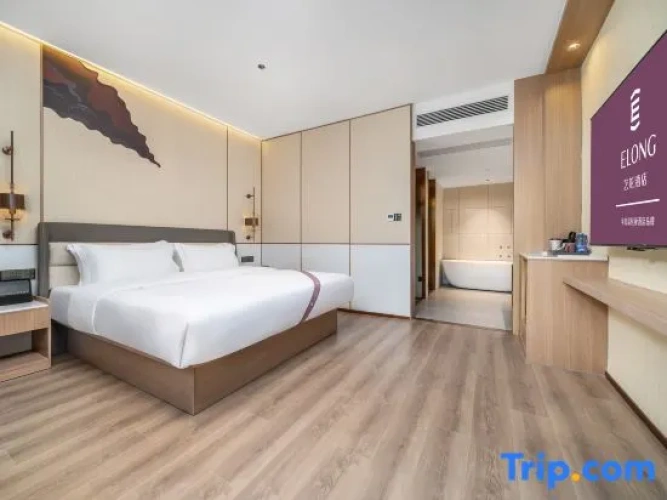 1 Bedroom Suite with courtyard view