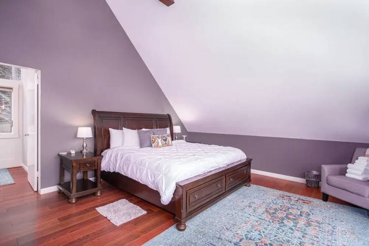 Classic Stowe Ski 3 Bedroom Chalet by RedAwning