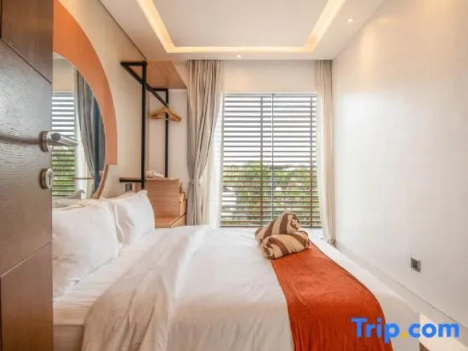 6 Bedrooms Villa