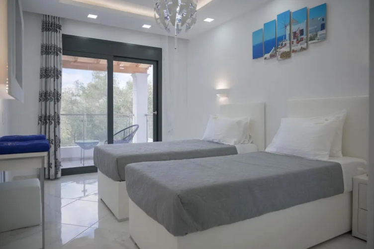 6 Bed Villa - Sleeps 15 - Pets - Pool - Jacuzzi