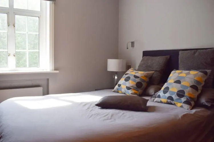 Modern 2 Bedroom Flat with A/C in Westminster