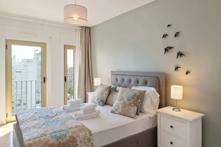 Stunning 2 Bed Apt, Sleeps 4 nr Entrecampos