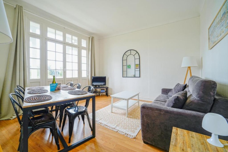 2 Bedrooms Apartment with garden view