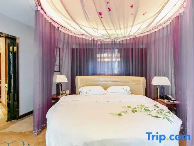 Suite with city view