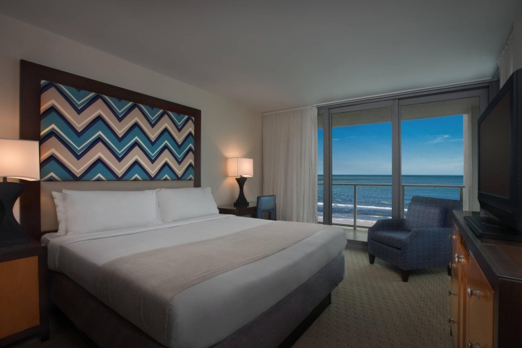 3 Bedrooms Penthouse Suite with balcony and with bay view