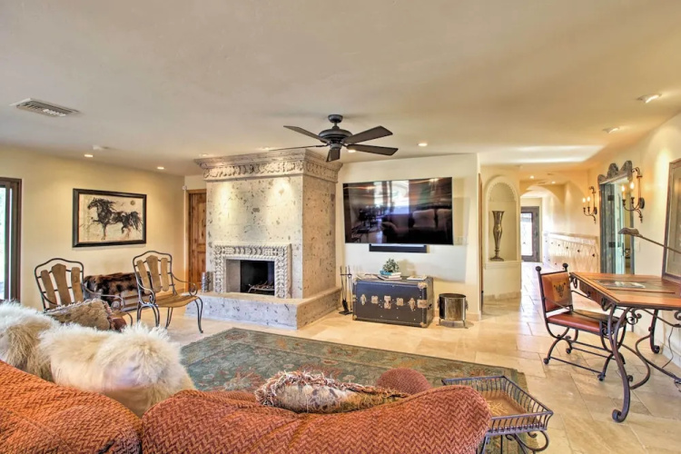 Luxe Tucson Vineyard Home w/ Views & Fire Pit