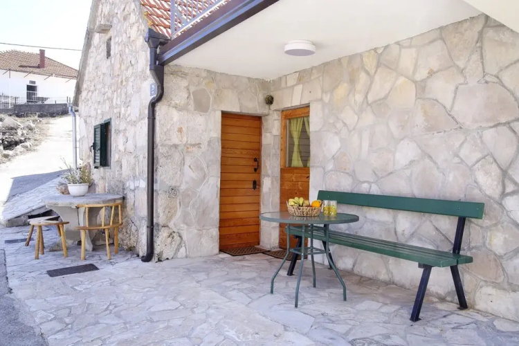 Rustic Stone House Bajeli with Jacuzzi