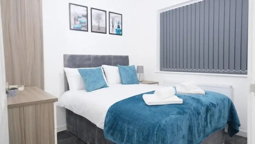 Manchester Entire 3-bed House, Sleeps 5 w/ Parking