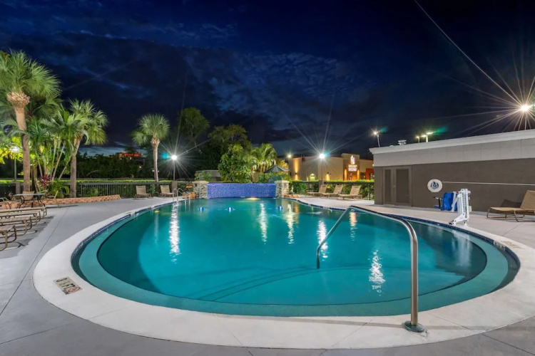 Comfort Inn & Suites St. Pete - Clearwater International Airport - Clearwater, FL