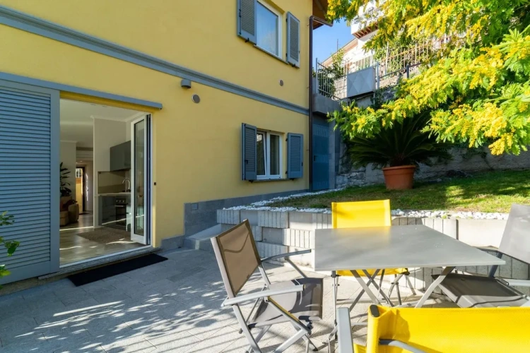 Apartment with lake view