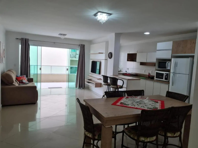 Amplo e aconchegante apartamento com 3 quartos a 50m da praia de Bombas