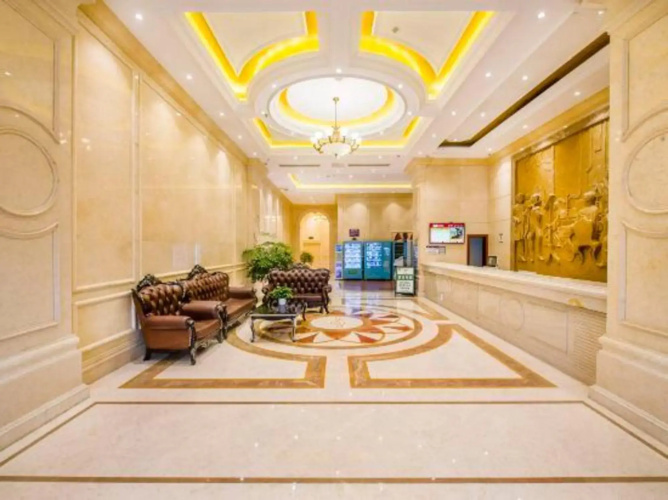 Vienna Hotel (Chongzhou High Speed Railway Station)