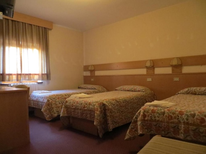 Standard Triple room
