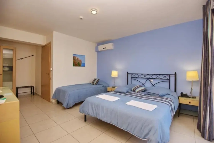 Standard Triple room
