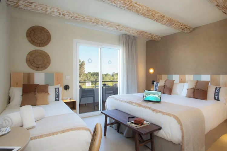 Standard Triple room with balcony