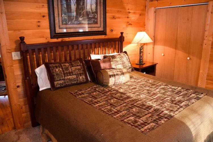 SITTING ROCK - 2 Br Cabin