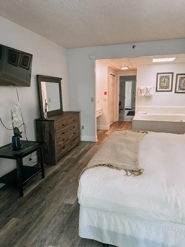 409 1bd 1 Bedroom Condo by RedAwning