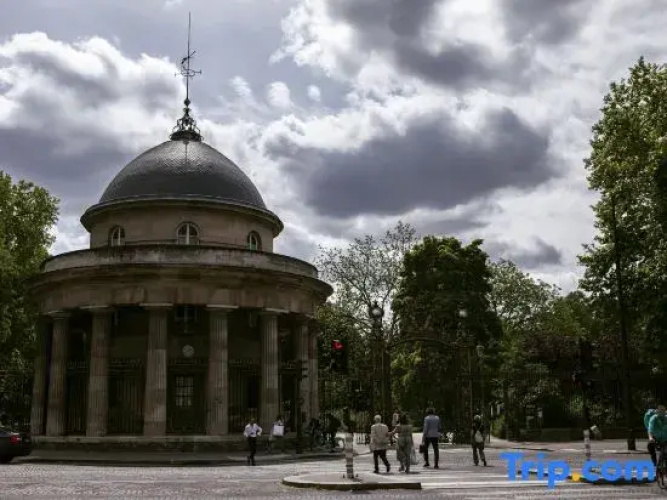 Paris Monceau by Edelsam