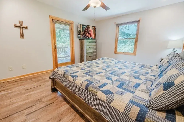Cove Mountain Rest 3 Bedroom Home by RedAwning