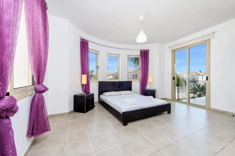 4 Bedrooms Villa