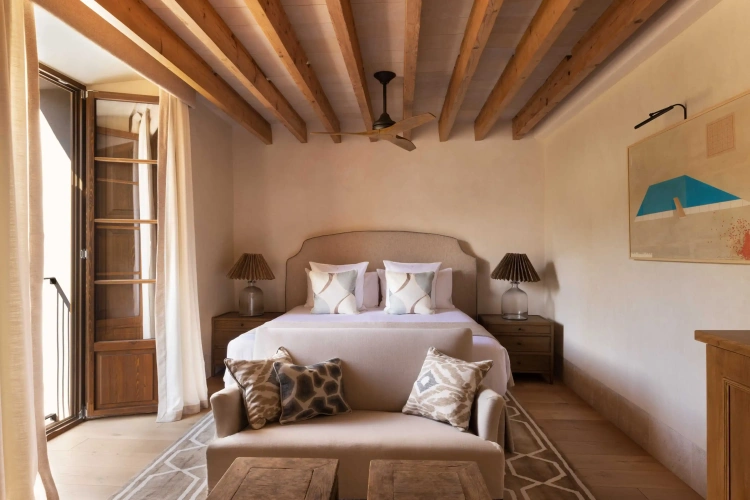 Standard room with mountain view