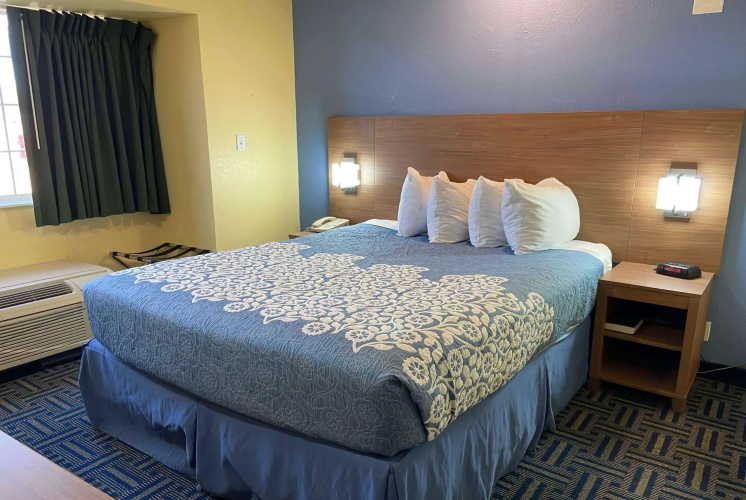 Days Inn & Suites by Wyndham Pryor