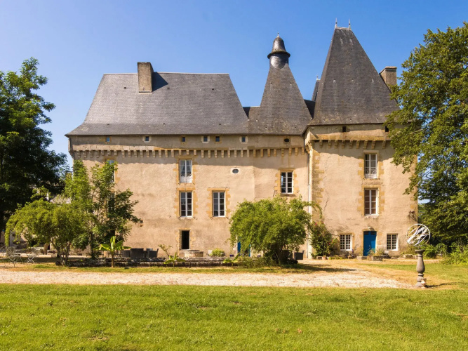 Heritage Castle in Chaleix with shared pool