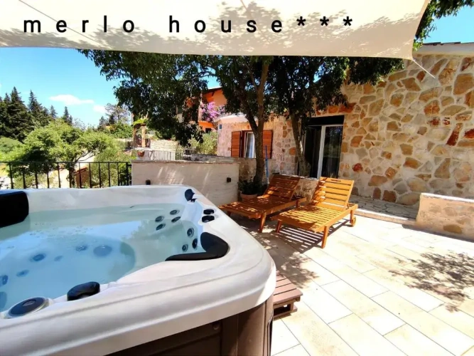 2 Bedrooms Villa