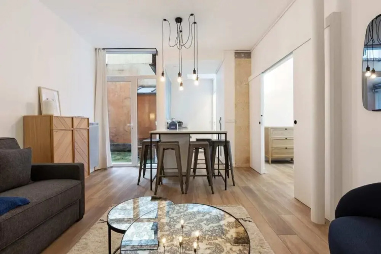 Chic & Contemporary Apartment With Two Bedroom