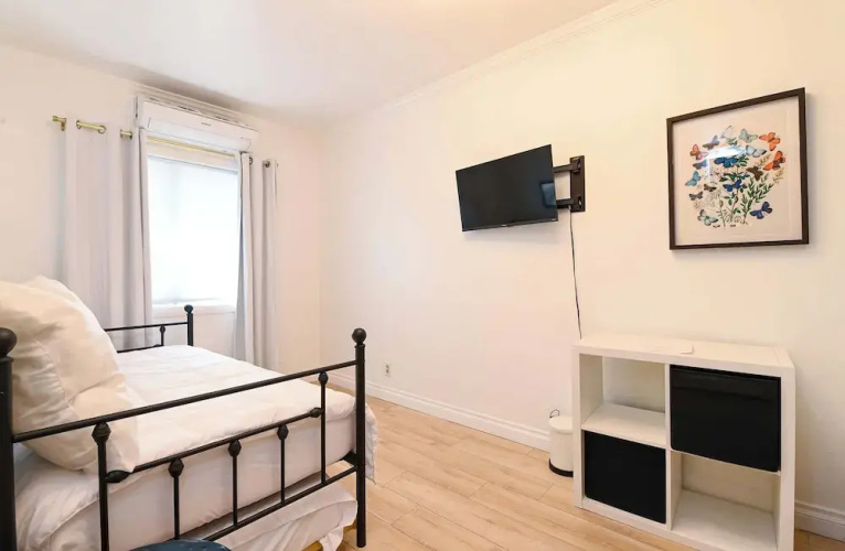 Immaculate 3bdr Private Bungalow, Walk to Beach!