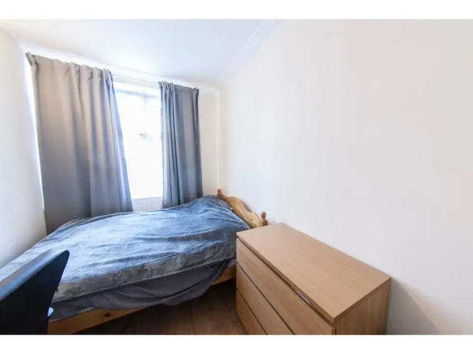 Spacious & Quiet 4BR Flat for 8 in Hampstead