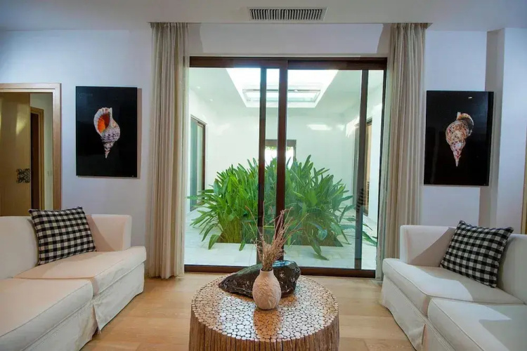 Beach Access 5 Bedroom Villa