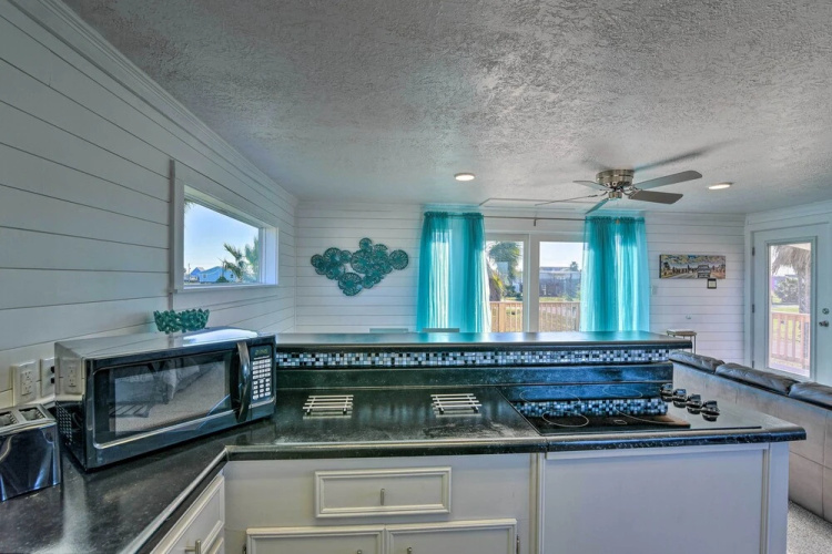 < 1 Mi to Surfside Beach: Open-concept Cottage
