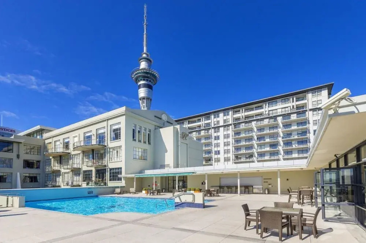 Sea view studio with pool and gym