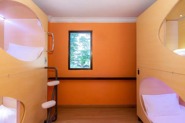 Momostay Capsule Hotel