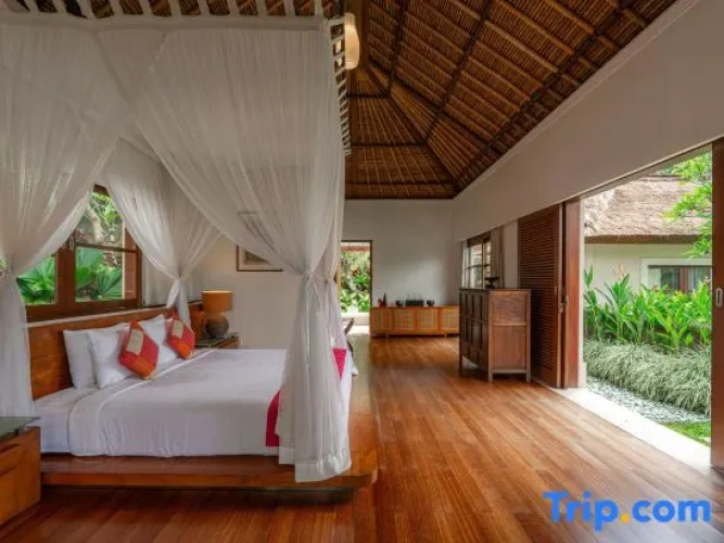 6 Bedrooms Villa