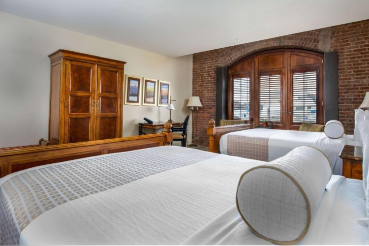 Standard Quadruple room with harbour view