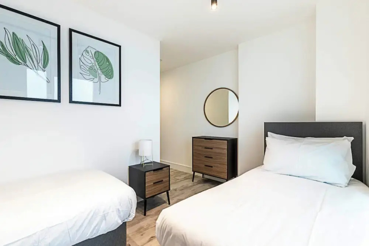 Bright North Acton Flat With City View