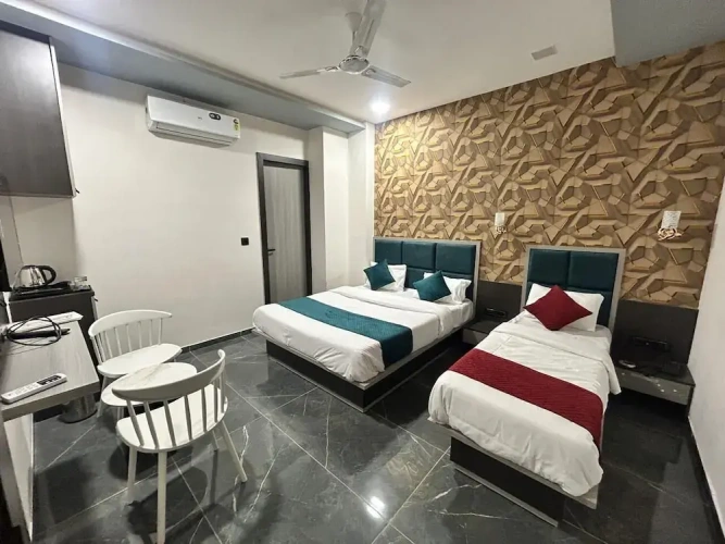 Standard Triple room with city view